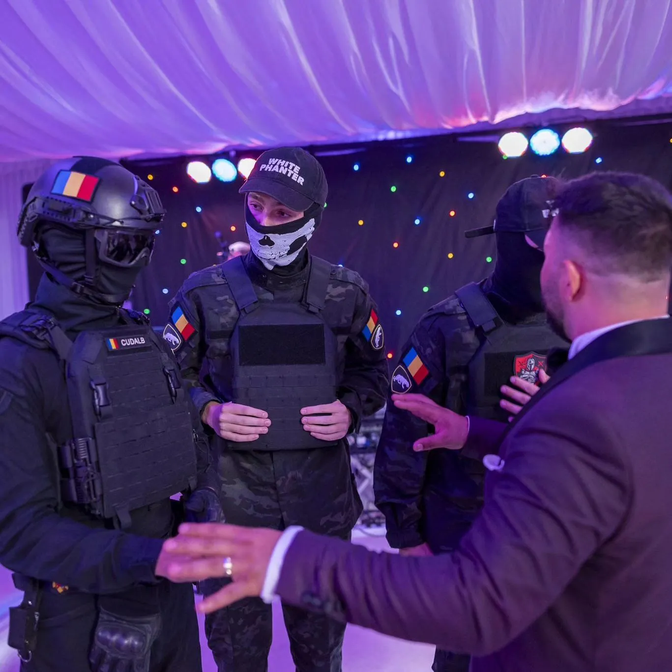 Dansatori costumati tematic